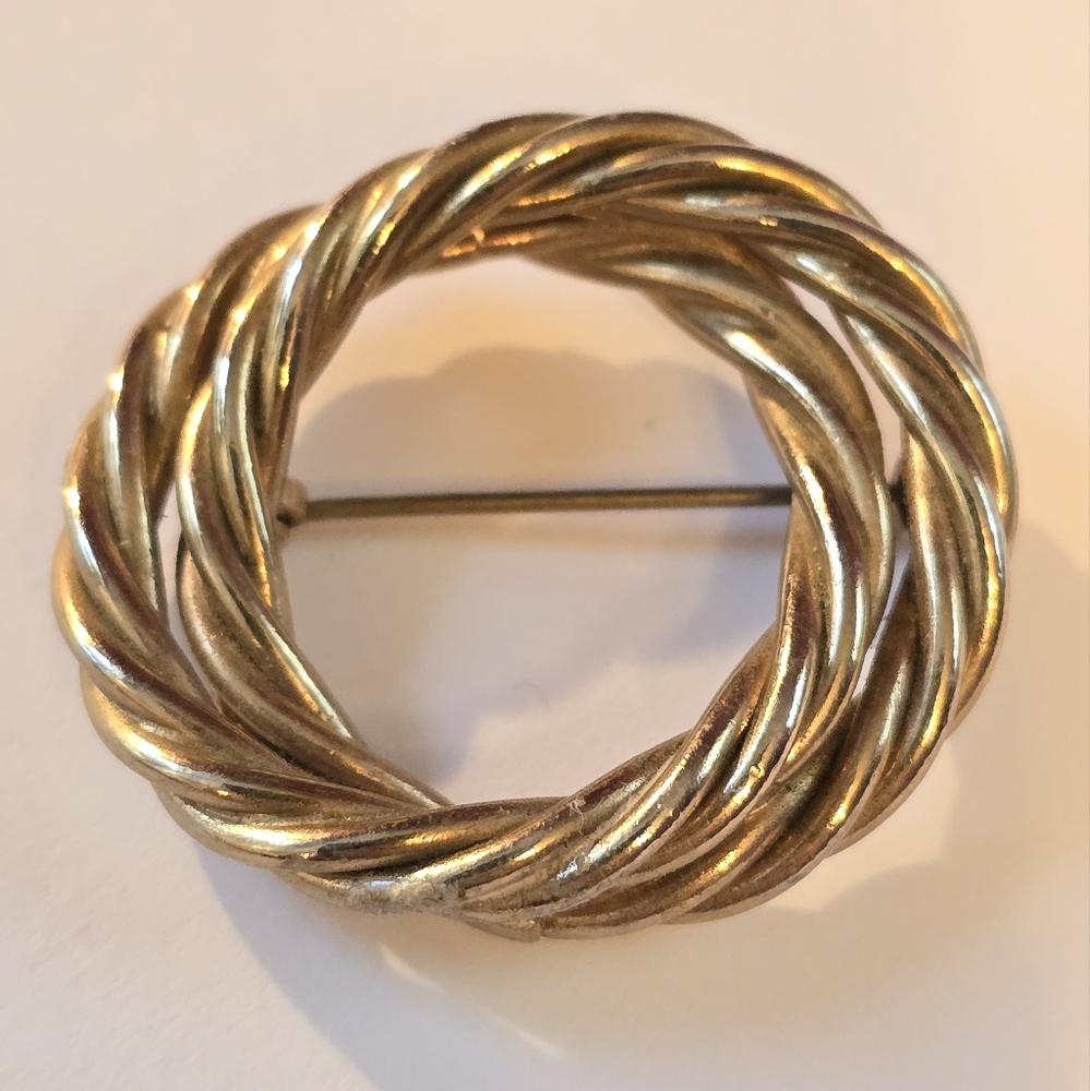 Vintage brooch open circle gold tone metal pin twist rope double